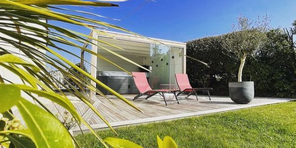 Terrasse en bois au milieu du jardin