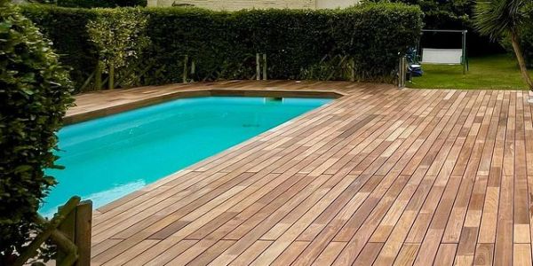 Terrasse en bois avec piscine